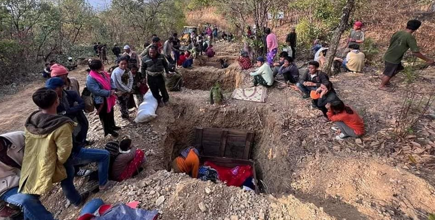 People of Webula town burying victims of airstrikes on April 10, 2023 (Photo: Citizen journalist)